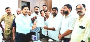 शहर में लगी राष्ट्रपिता महात्मा गाँधी की प्रतिमा अनदेखी के चलते हुई क्षतिग्रस्त कांग्रेसियो में आक्रोश नगर आयुक्त को ज्ञापन सौंप ठीक कराने की मांग